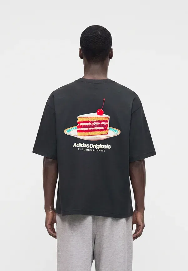 Футболка унисекс с принтом "Торт" большого размера Adidas Originals