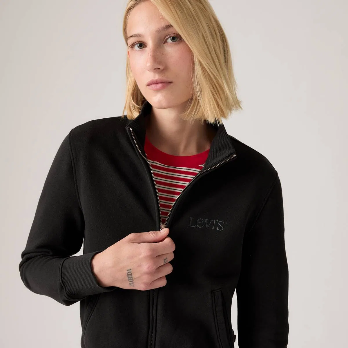 Графический крой, облегающий силуэт, молния по всей длине Levi's, Slim Fit Fleece Club Serif Jet Black - Black — фото 2