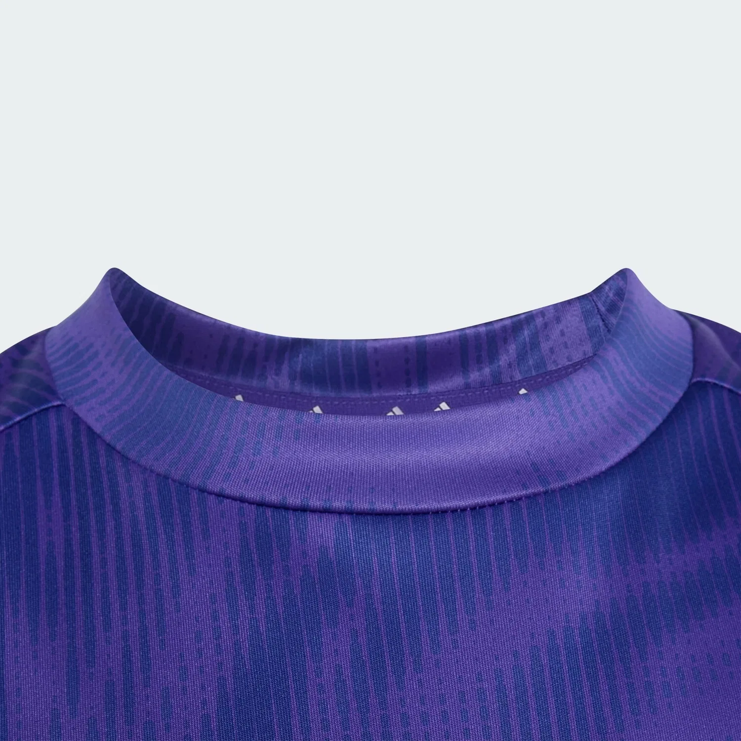 Спортивная футболка Adidas Sportswear Performance Shirt Icons фиолетового цвета — фото 3