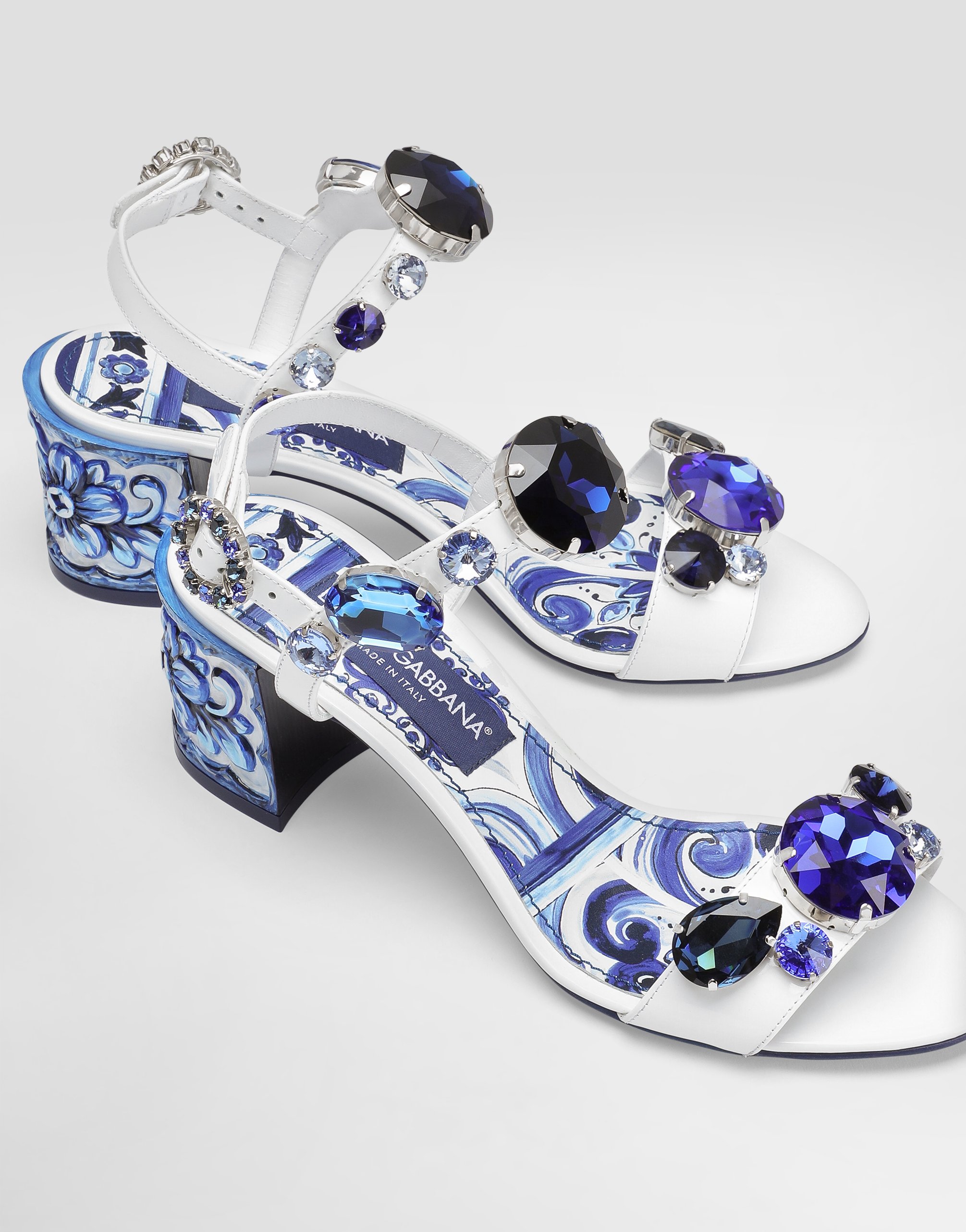 Босоножки из лакированной кожи с вышивкой драгоценными камнями Dolce & Gabbana, мультиколор — фото 4