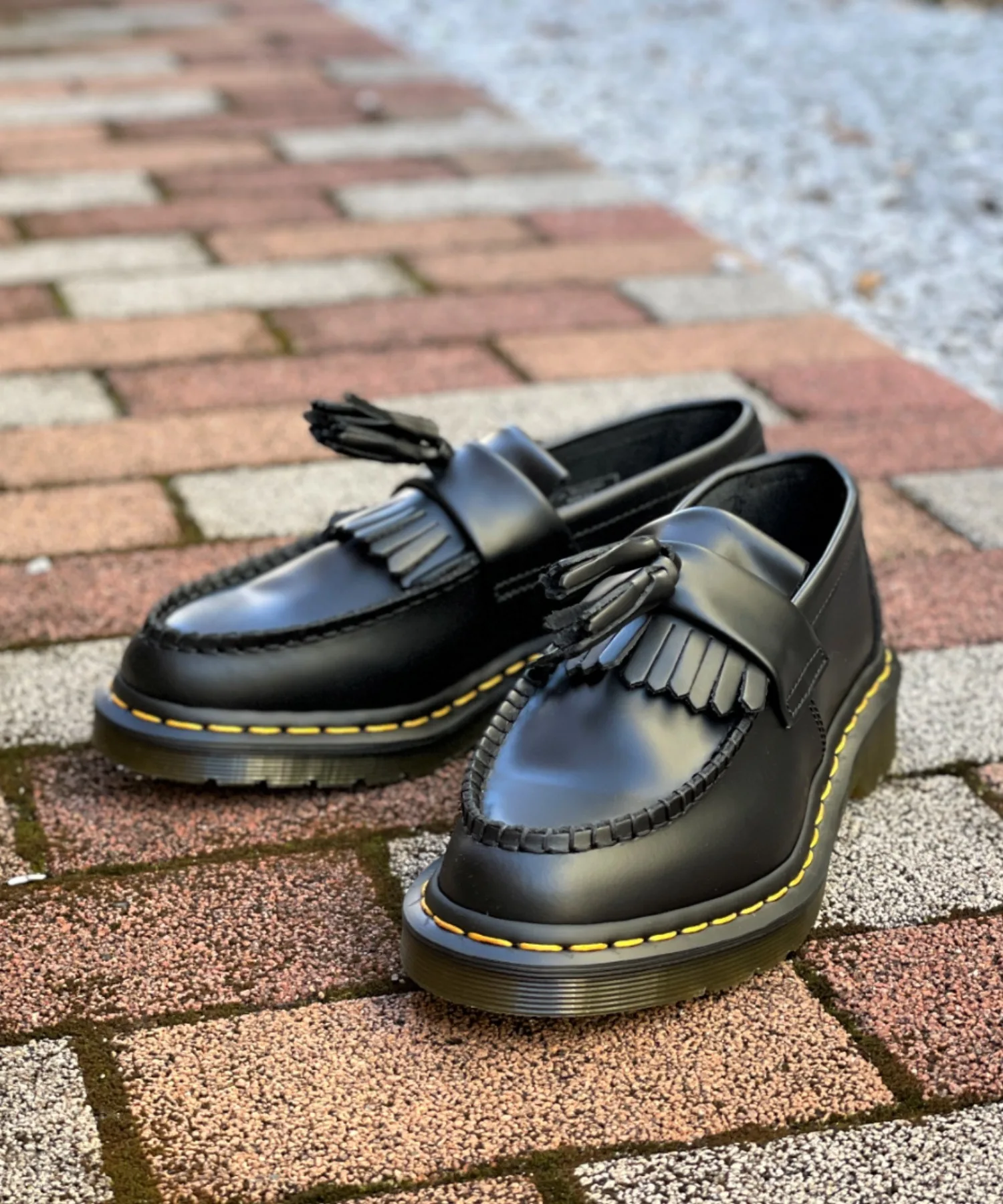 Унисекс кожаные лоферы Adrian Dr. Martens с жёлтой строчкой чёрные