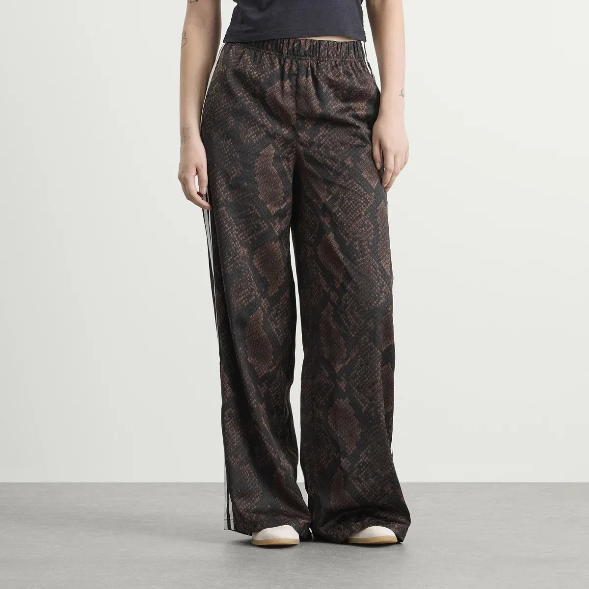 Женские брюки из атласа с принтом Satin Wide Leg Track Pant Adidas, Earth Strata & Aurora Coffee — фото 2