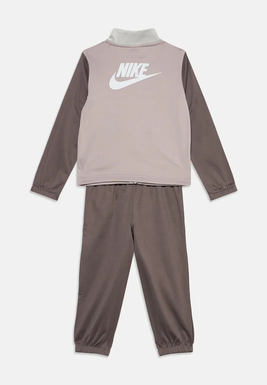 Спортивный костюм Nike Sportswear 'ESSENTIALS' в бежевом и светло-сером цветах — фото 2