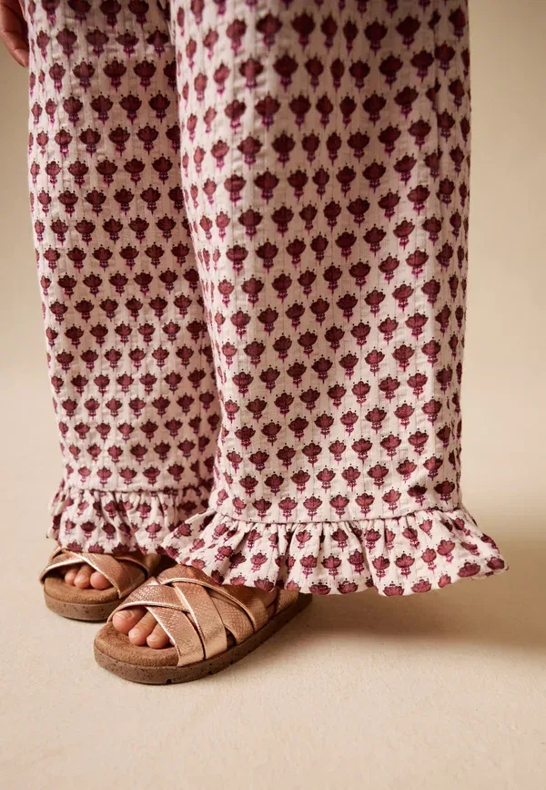 Комплект из топа и брюк с цветочным принтом Regular fit - short sleeve top and wide trousers set - print t-shirt Next, красный, коричневый — фото 2