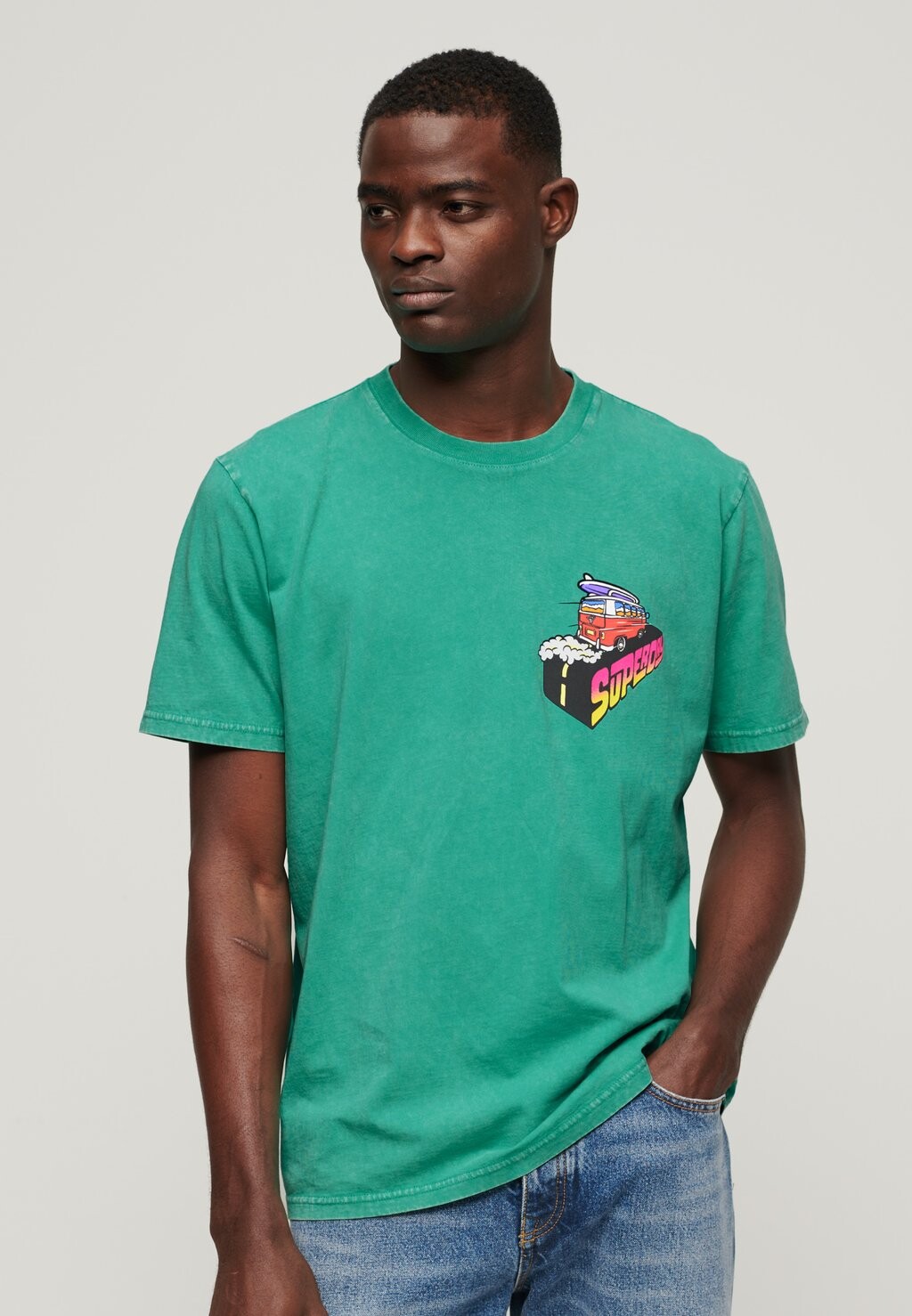 

Футболка с принтом NEON TRAVEL Superdry, цвет cool green yuvay pink