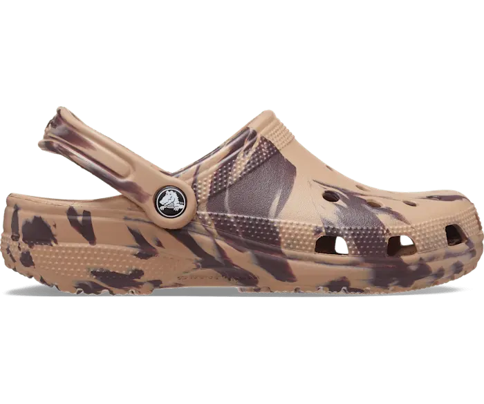 Классические мраморные сабо Crocs женские, цвет Cork / Multi