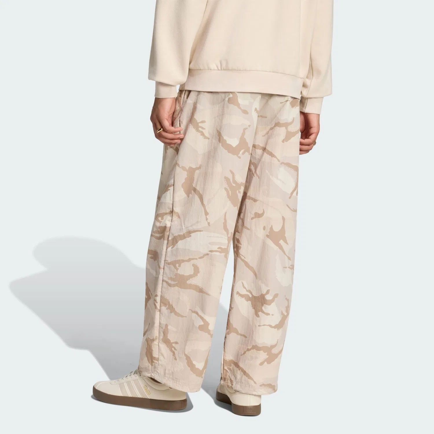 Мужские парашютные брюки с камуфляжным принтом Seasonal Essentials Parachute Adidas, Bunt Braun Cremefarben — фото 3