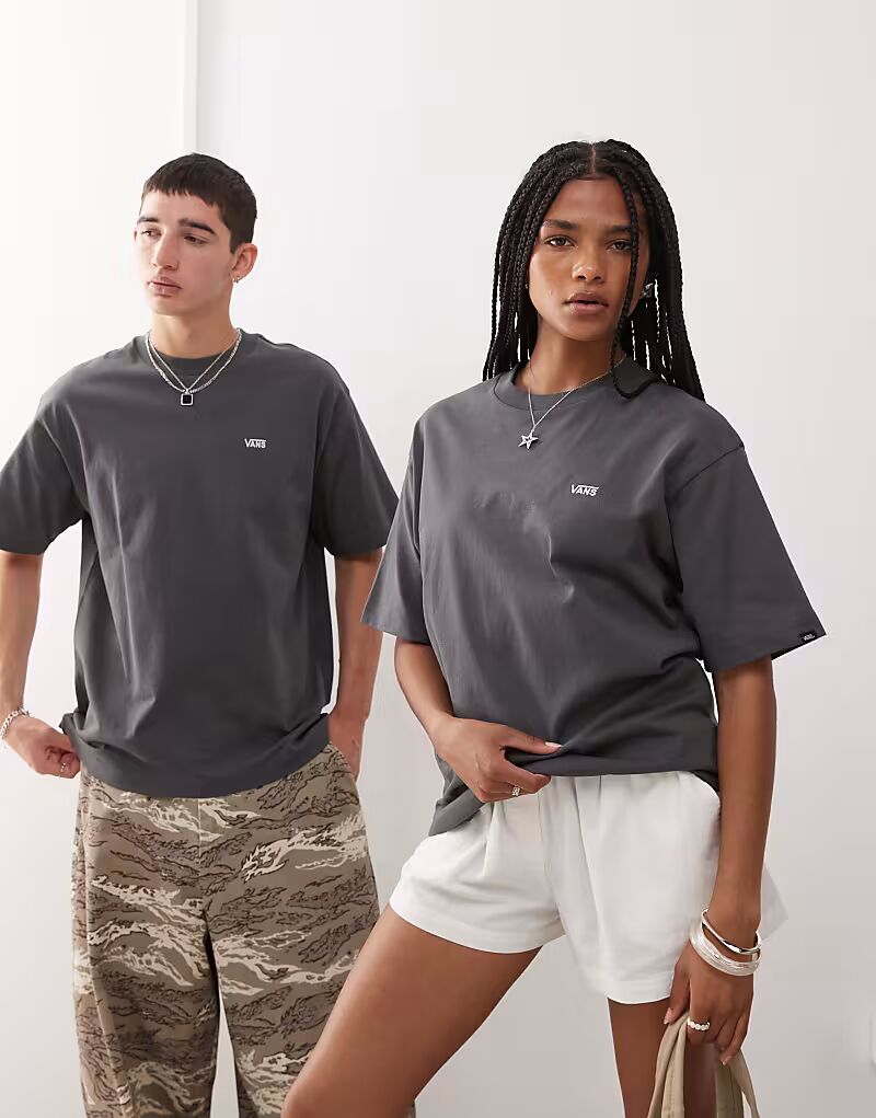 

Футболка Vans с логотипом на левой груди темно-серого цвета - эксклюзивно для ASOS