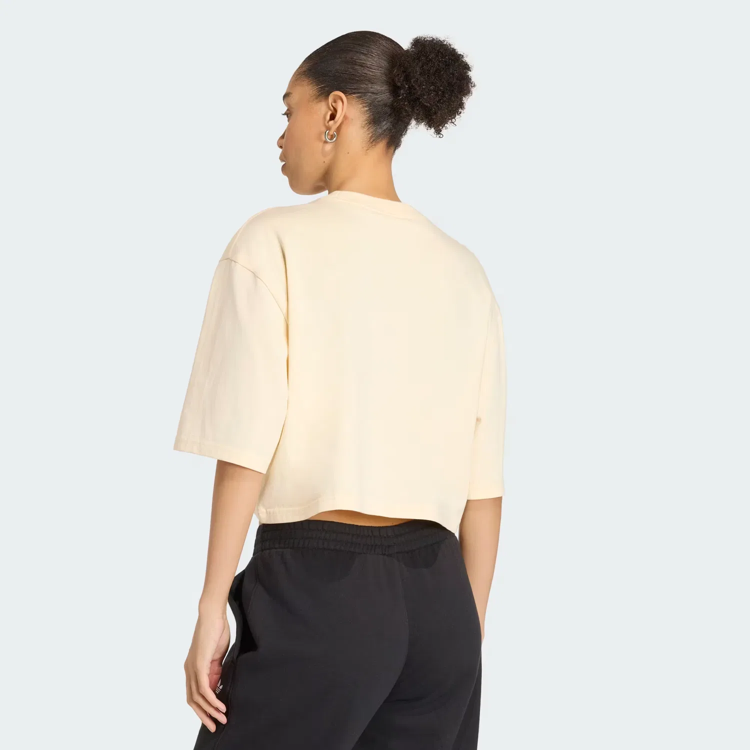 Женская укороченная футболка с круглым вырезом Essentials Crop Tee Adidas Originals, теплый ванильный — фото 2