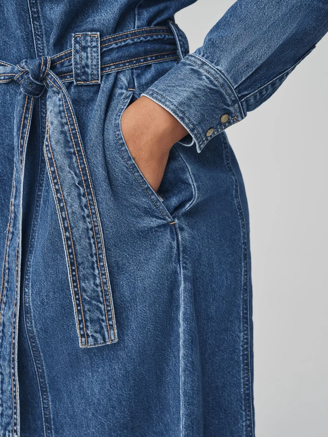 Платье-рубашка джинсовое миди Mid Blue Fuller Bust Denim Midi Shirt Dress Next, Синий — фото 4
