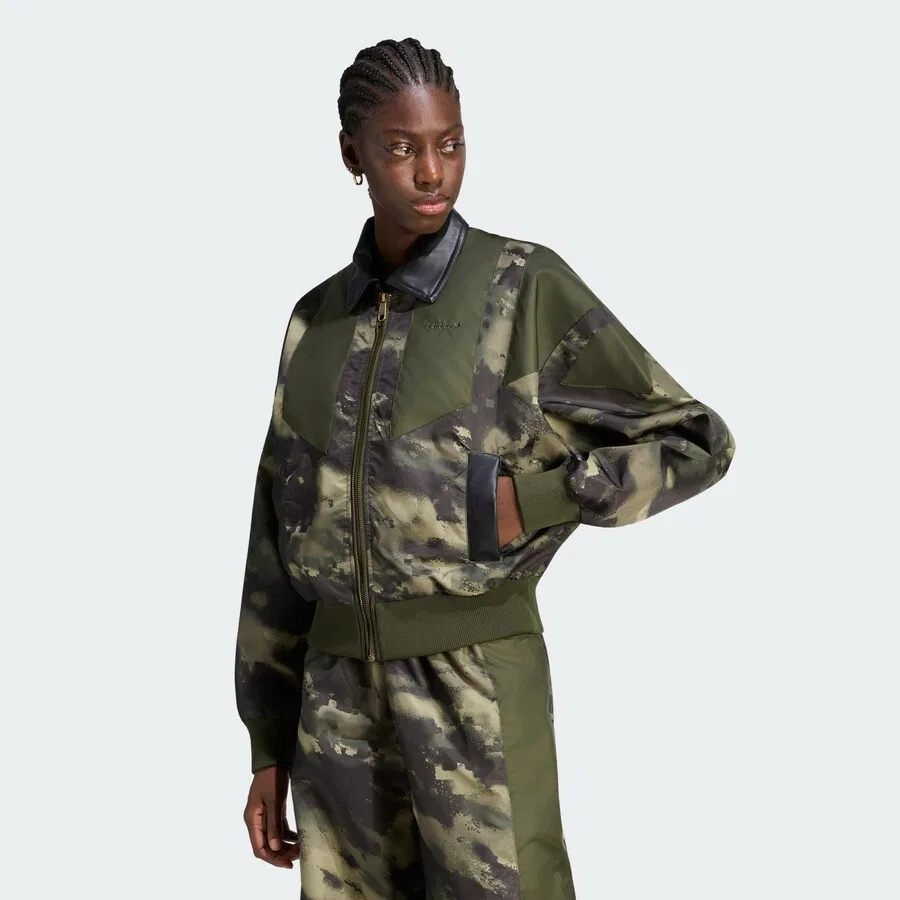 Куртка ADIDAS ORIGINALS Between-Season 'EQT' в цветах хаки, оливковом и темно-зеленом