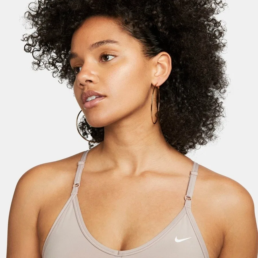 Спортивный бюстгальтер с V-образным вырезом и съемными чашками Nike Training Indy Dri Fit Light Support Bra, Сиренево-желтый — фото 3