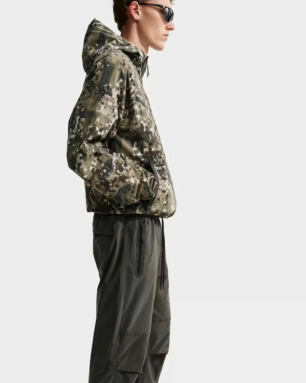 Мужские тканые брюки Nike Tech, Newsprint/Newsprint/Illusion Green — фото 4