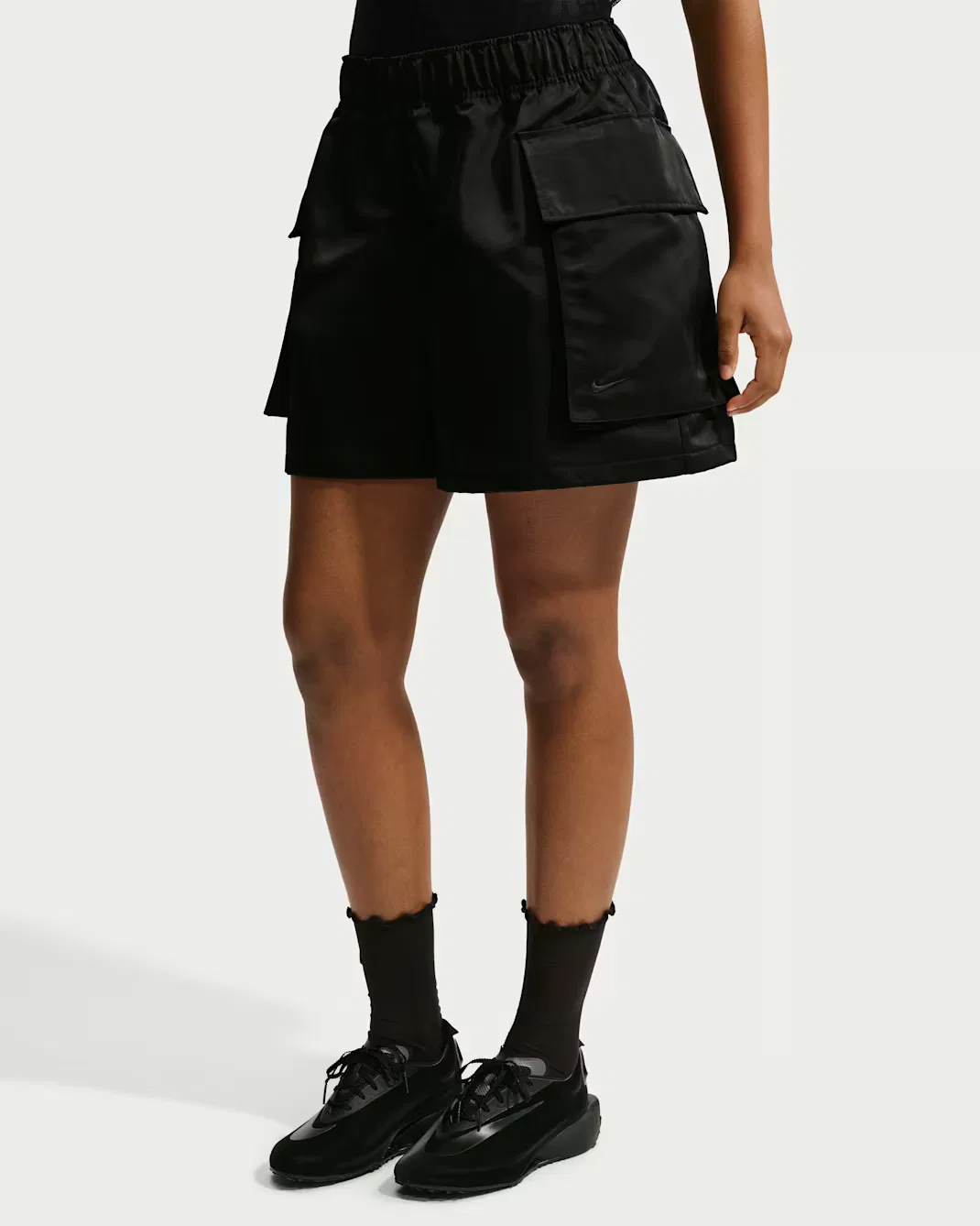 Женские свободные атласные шорты-карго со средней посадкой Nike Sportswear, Black/Black — фото 2