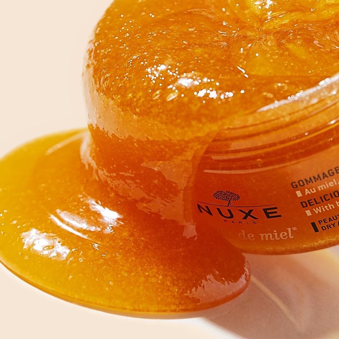 Скраб для тела rêve de miel deliciously nourishing body scrub Nuxe, объем 175 мл — фото 4