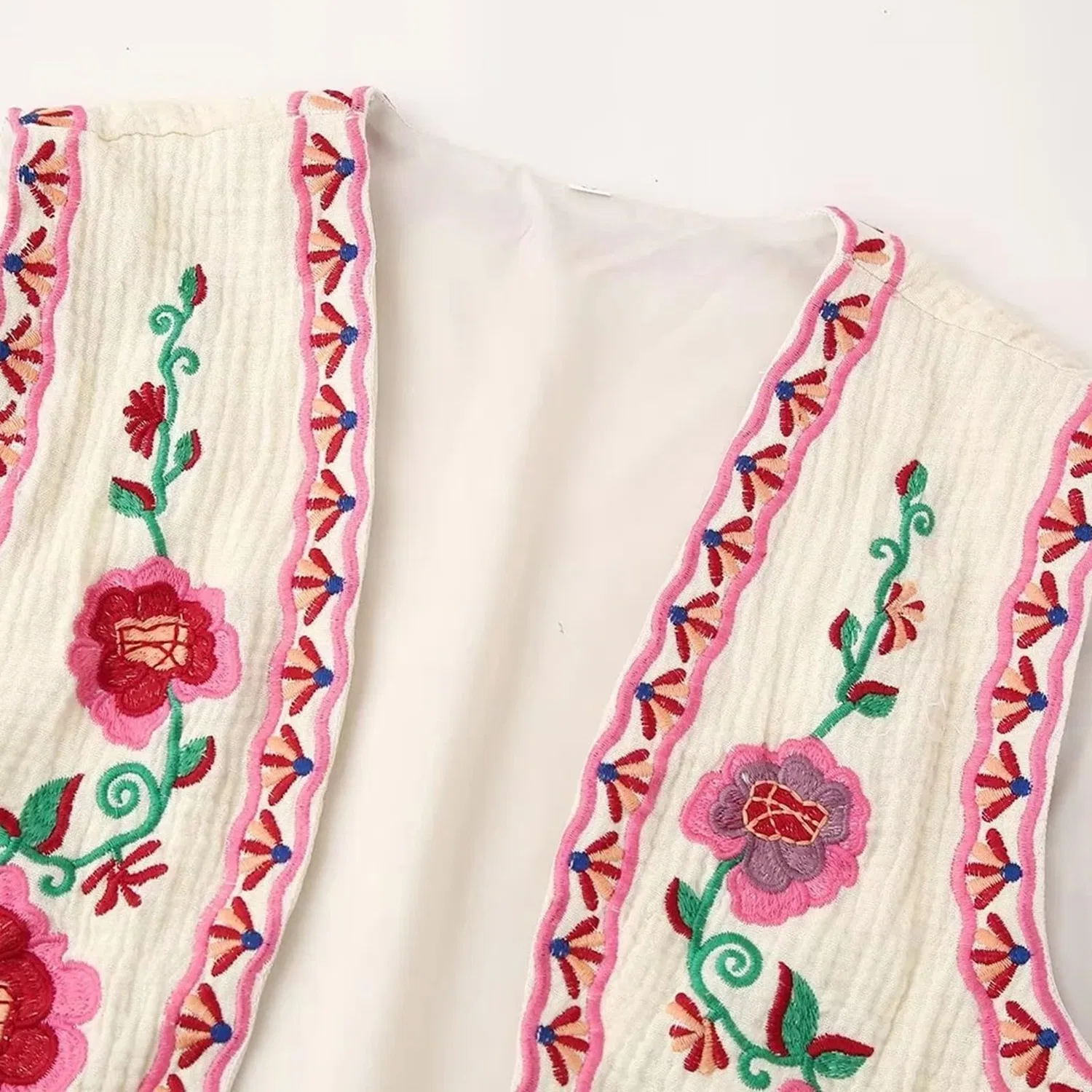 Женское короткое пальто с цветочной вышивкой, Colore: Rosa — фото 2