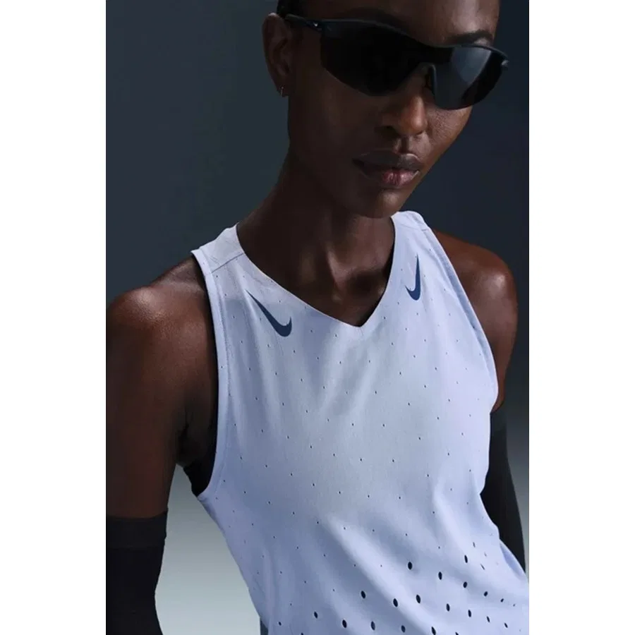 Женский спортивный топ без рукавов с V-образным вырезом Nike Aeroswift Dri-FIT ADV, Сиреневый — фото 2