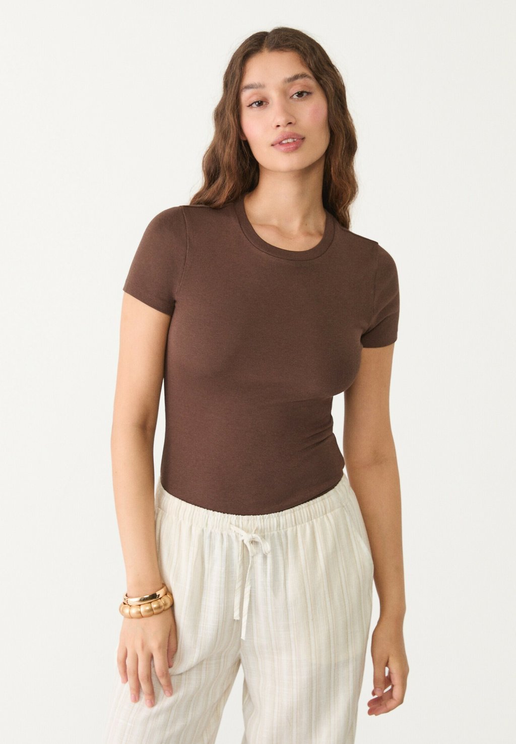 

Базовая футболка ROUND NECK Stradivarius, темно-коричневый