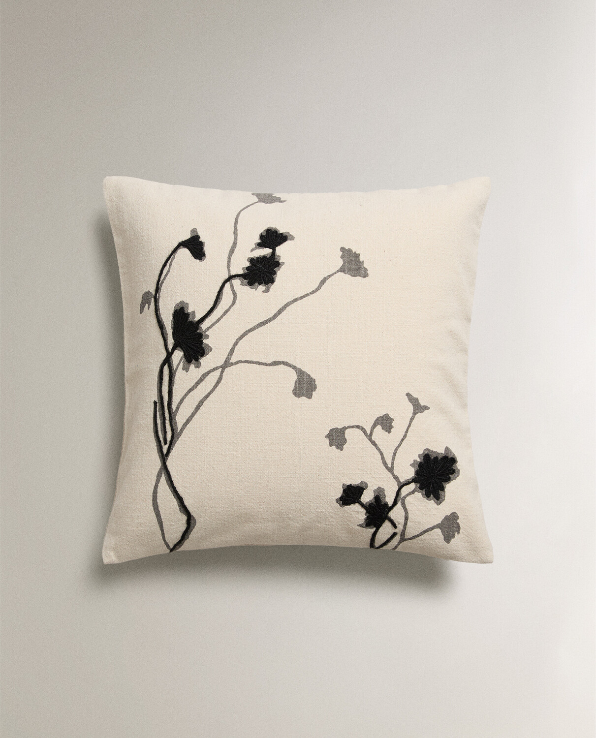 

Чехол для подушки Zara Home Floral Print, светло-бежевый/черный