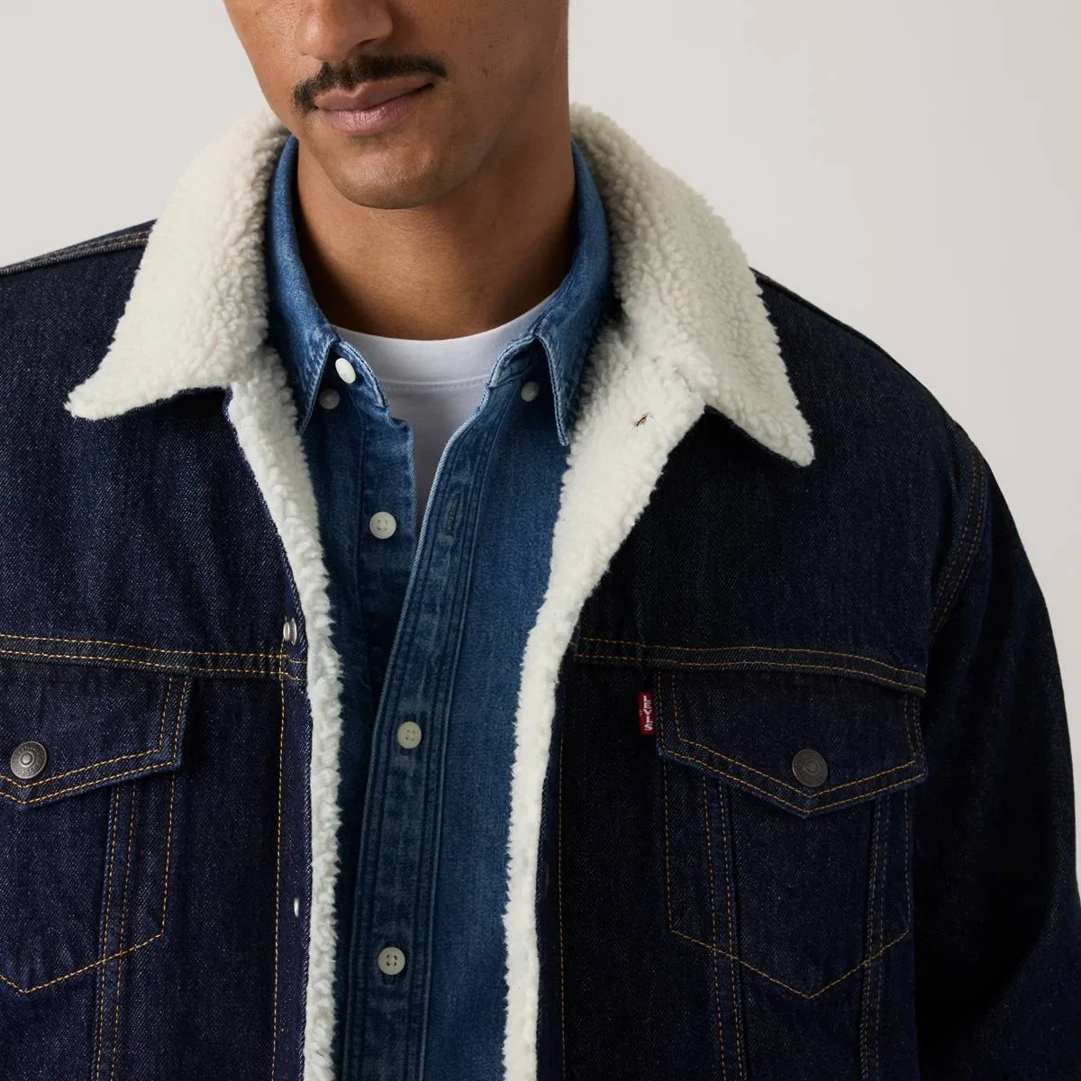 Свободная куртка-тракер из шерпы Levi's, Give It A Rinse Sherpa - Dark Wash — фото 2