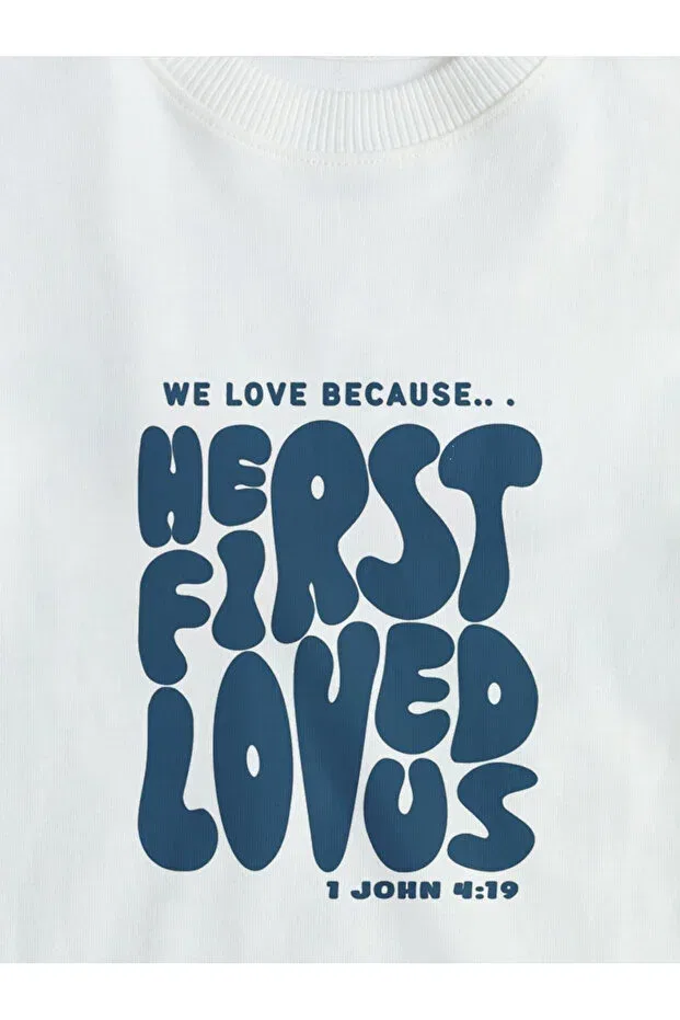 Детская футболка оверсайз с принтом He First Loved Us Printed Kids Oversized T-Shirt C.C.L. Coccolin Kids Baby Clup, White — фото 3