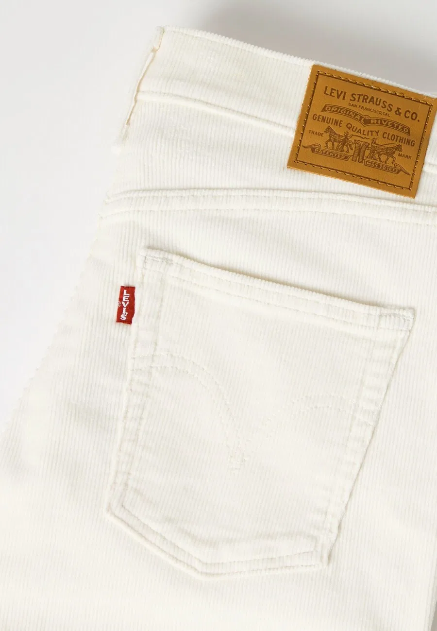 Джинсы-клеш LEVI'S 'Ribcage Flare' белого цвета — фото 4