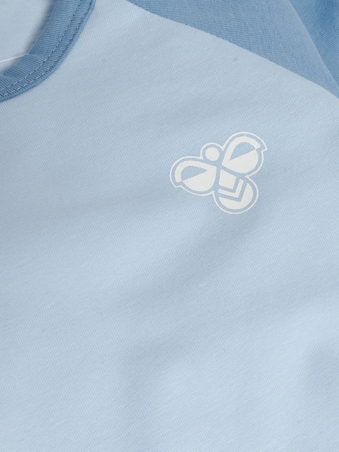 Детский боди-комбинезон с длинным рукавом Hmlmini Raglan Body L/S Bee Hummel, Jeansblau Wolkiges Blau — фото 2
