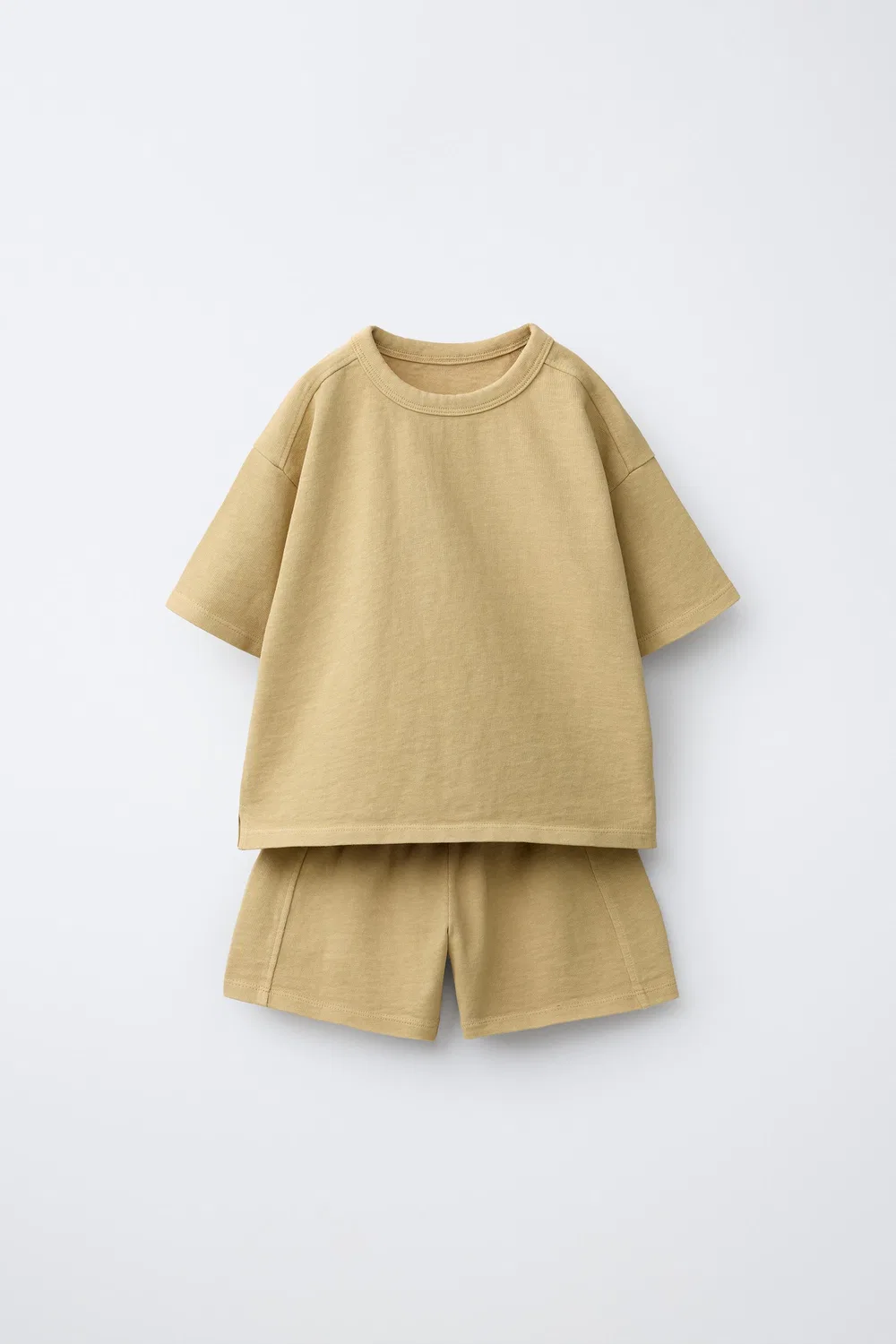 Комплект из простой футболки и шорт-бермуд ZARA, Mustard