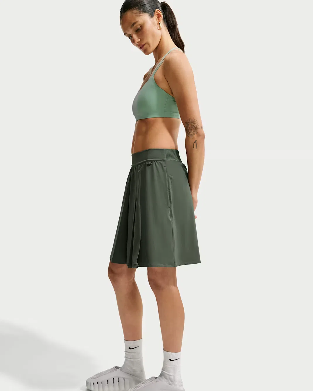 Женская юбка Dri-FIT с высокой посадкой и защитой от УФ-излучения, в складку Nike 24.7 PerfectStretch, Camo Green/Outdoor Green — фото 4