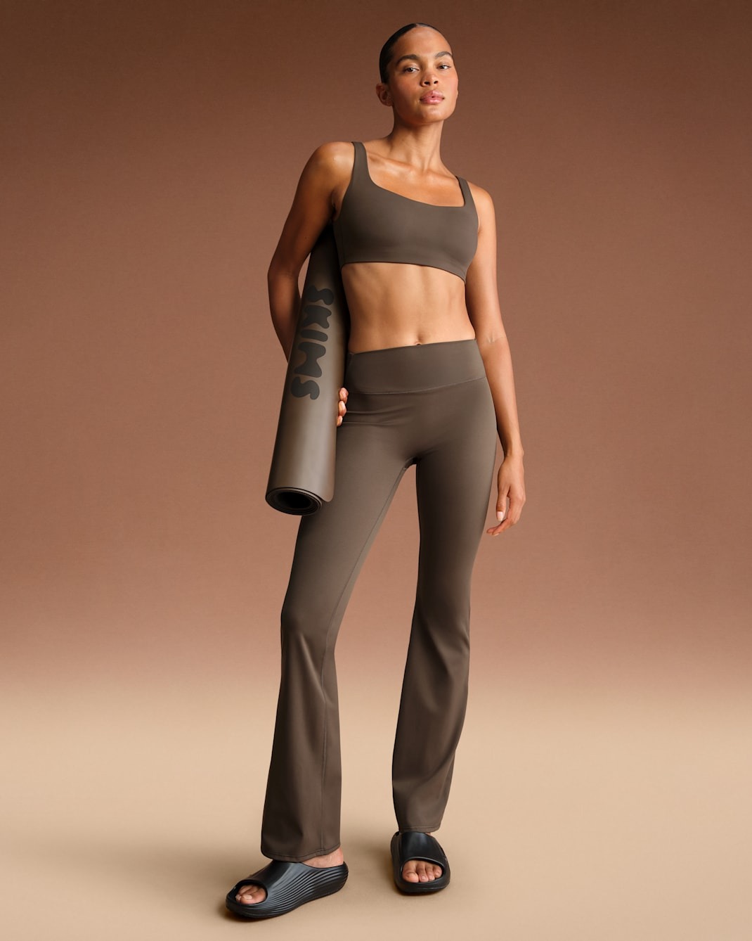 

Леггинсы NikeSKIMS Matte Women's High-Waisted Slim Flared, темно-коричневый