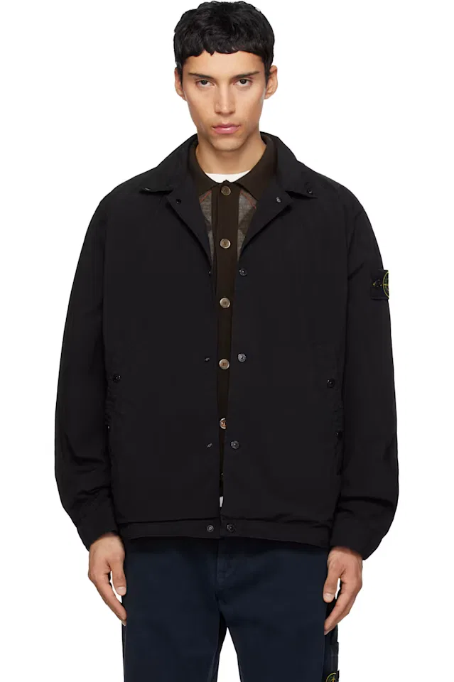Черная куртка из полиэстера с компактным прикосновением модель Stone Island