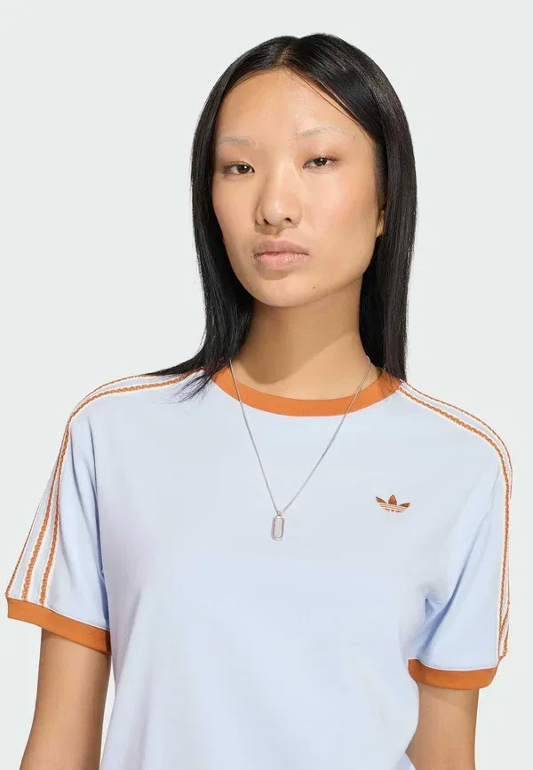 Футболка Adidas Originals Summer Glow Advanced Three Stripes Print, цвет кристально-голубой — фото 3