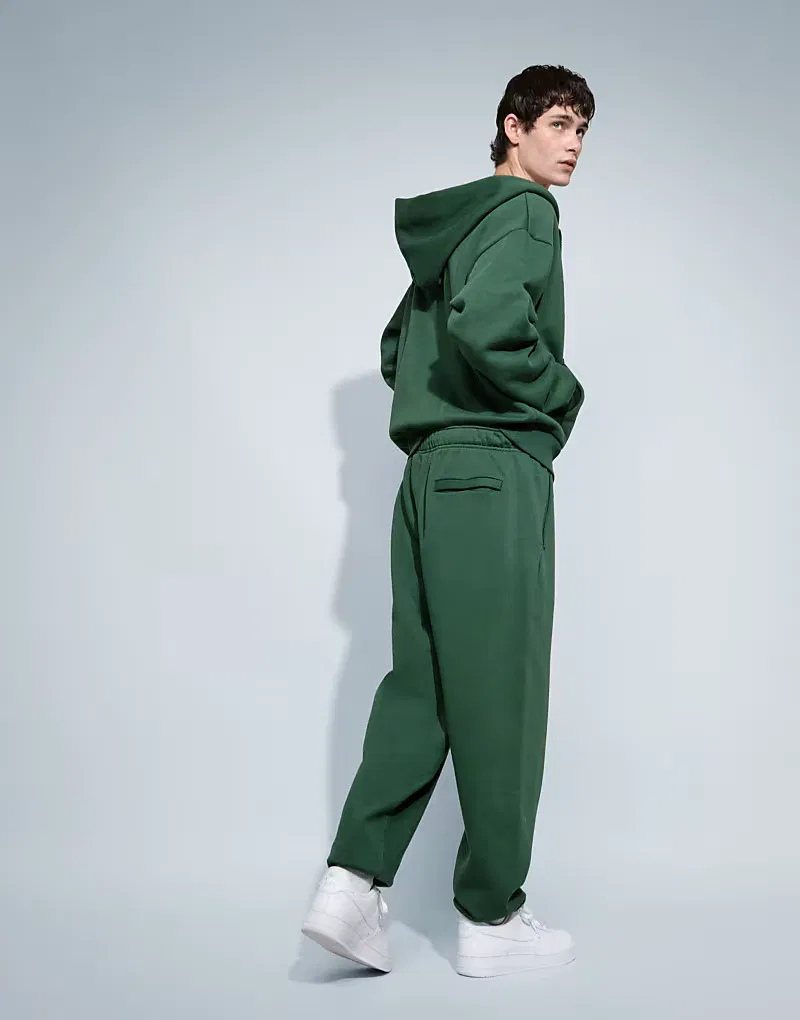 Спортивные брюки Nike Solo Fleece с логотипом и манжетами, темно-зеленый — фото 4