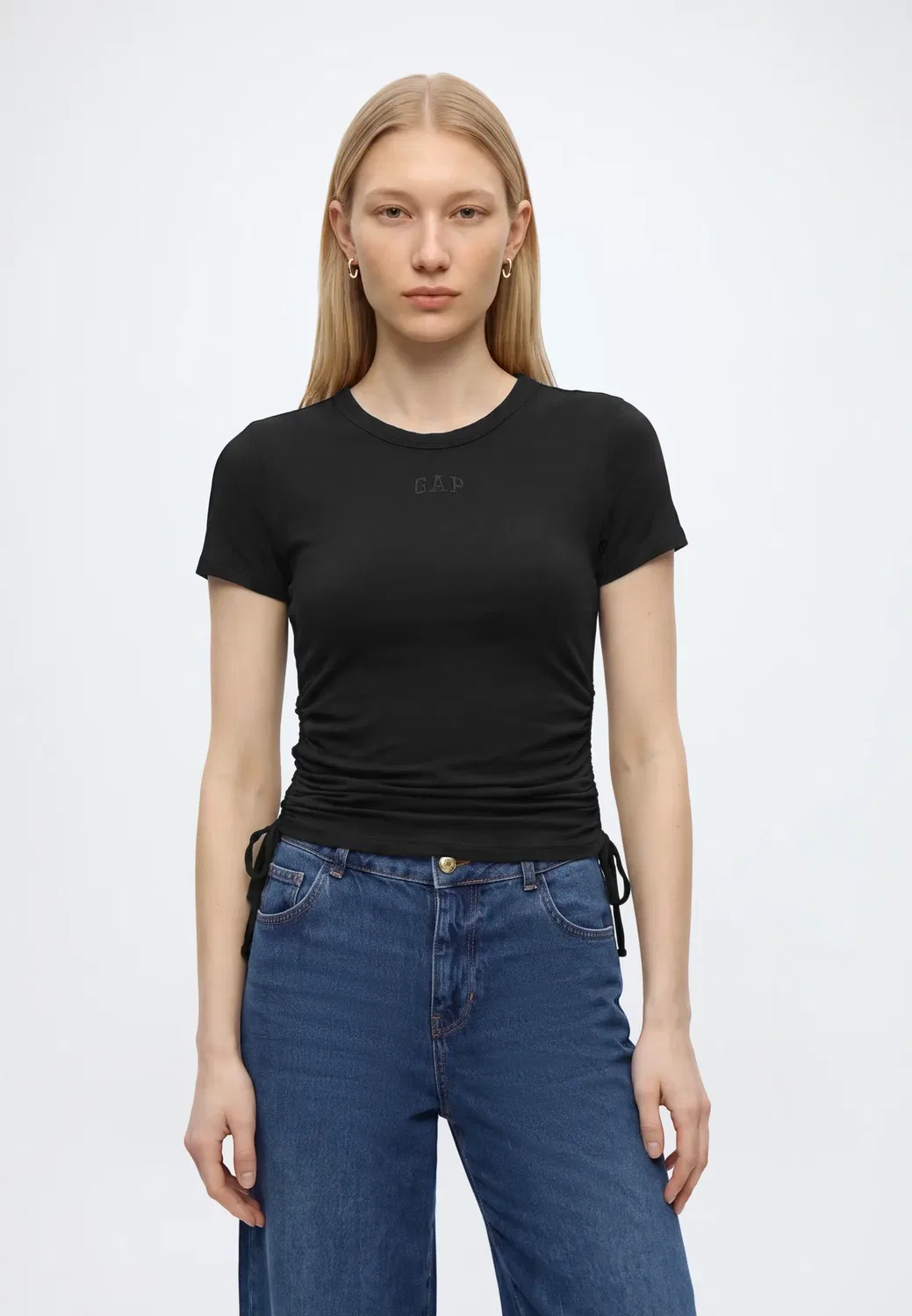Футболка с логотипом Intl ss и присборенными боками - базовая футболка Gap, Black