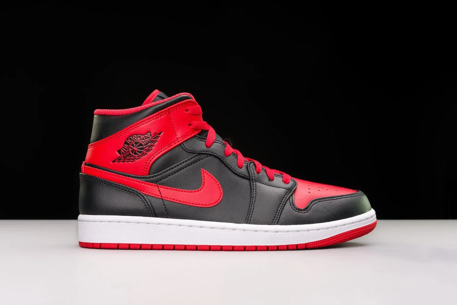 Детские кроссовки для мальчиков кожаные Air Jordan 1 Mid Alternate Bred NIKE, Black Fire Red White — фото 4