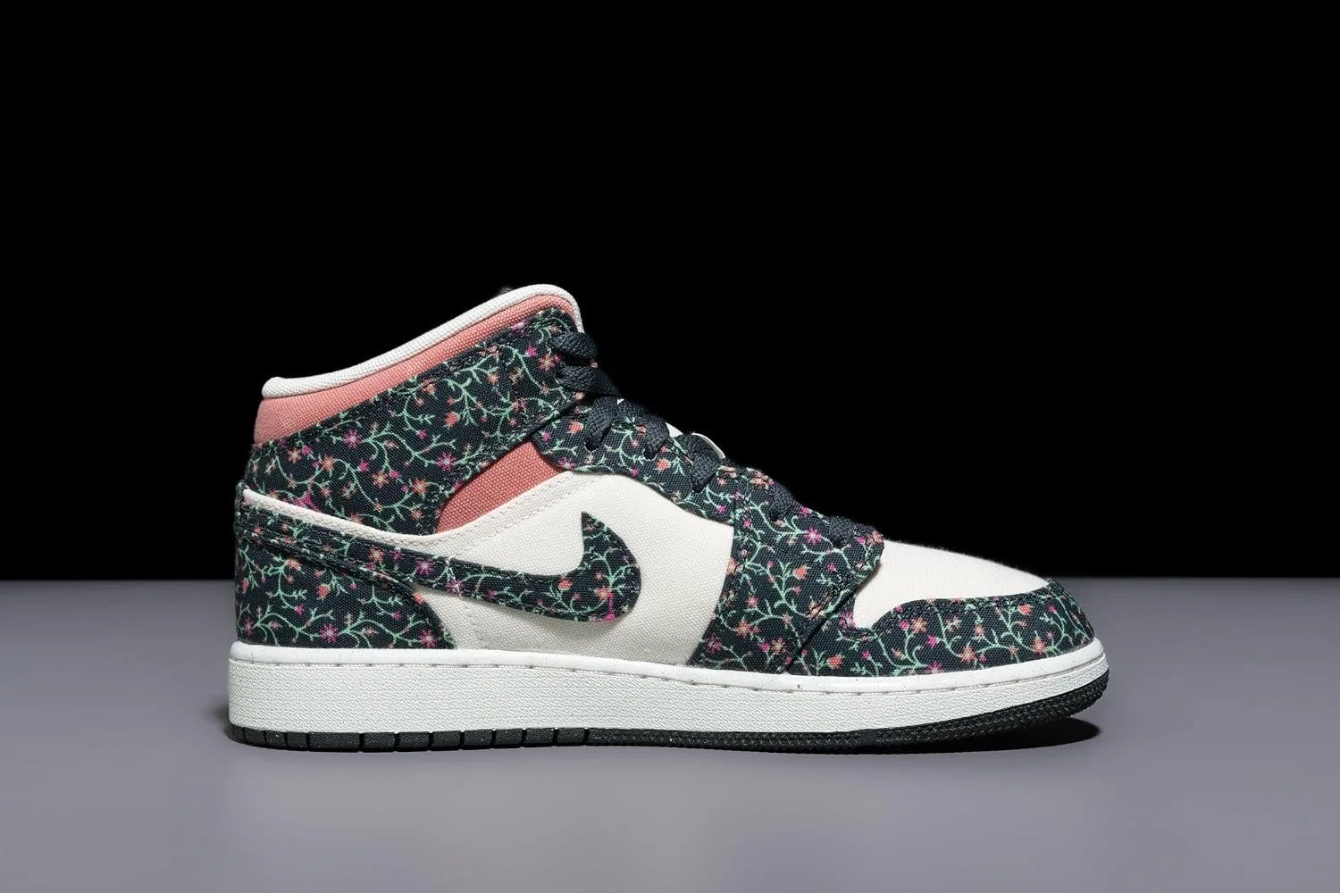 Детские кроссовки для мальчиков Air Jordan 1 Mid GS Nike, Anthracite/Anthracite/Sail-Multi-Colored — фото 2