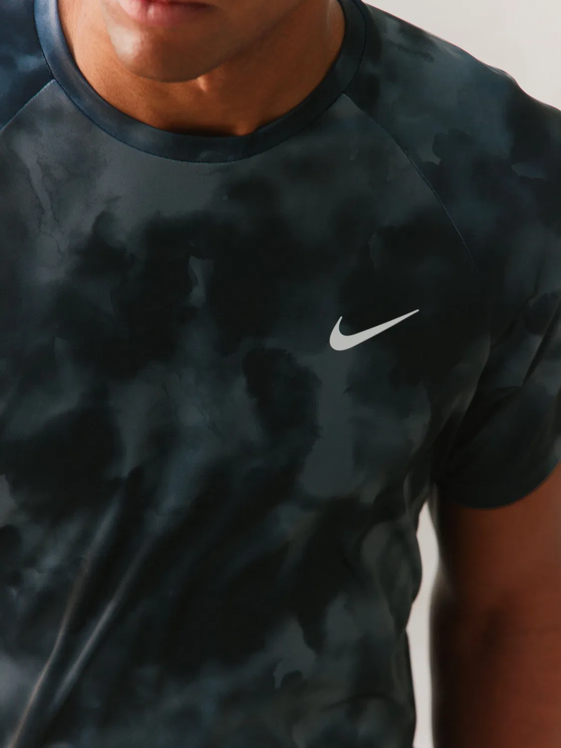 Рашгард с коротким рукавом Nike Black Tie Dye Print, черный — фото 4
