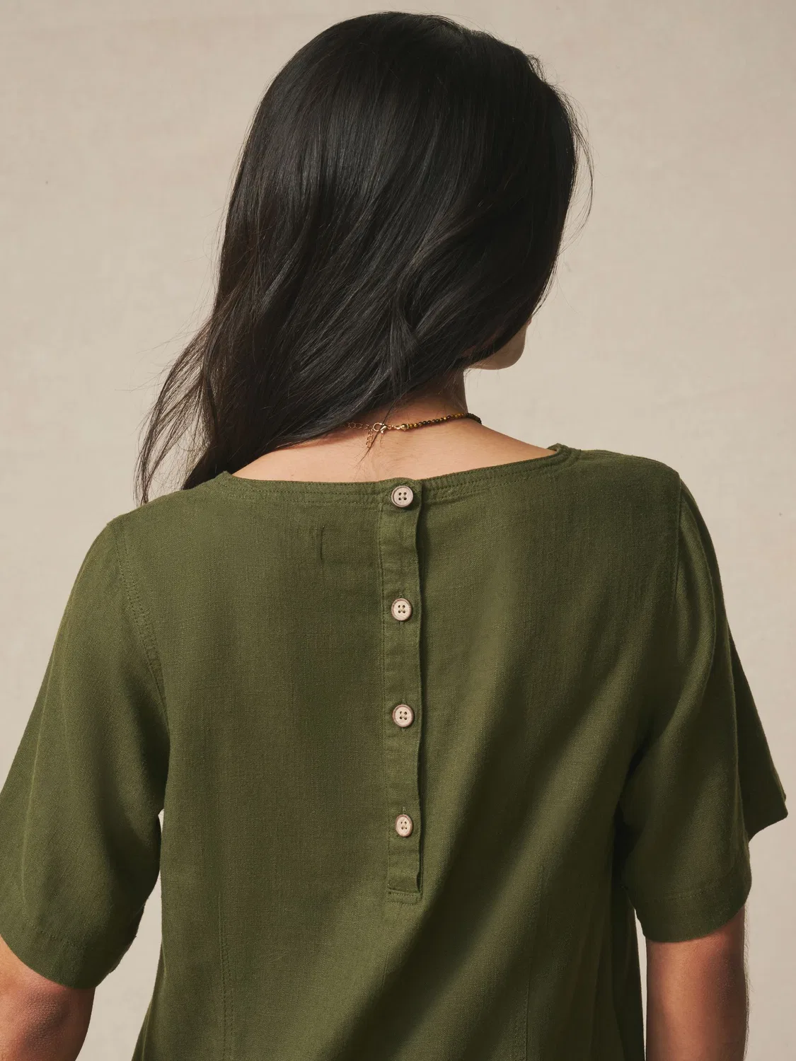 Платье-футболка мини с пуговицами на спине, Khaki Green Next — фото 4