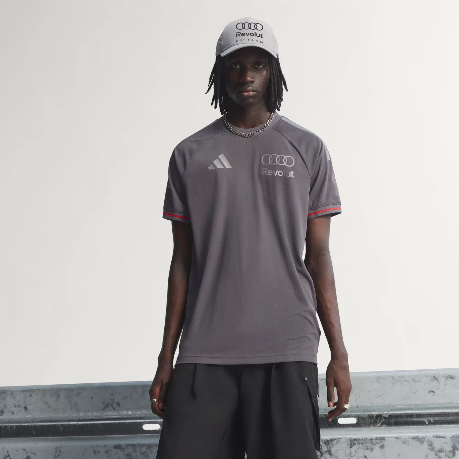 Мужская спортивная футболка с инженерным воротником Audi Revolut F1 Team Driver Jersey Adidas Performance, серый/металлик