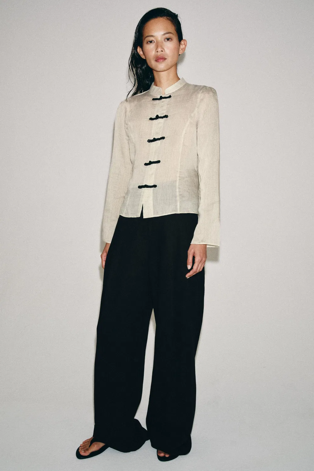 Полосатая рубашка из коллекции ZW с застежкой в виде лягушки ZARA, Ecru/Black