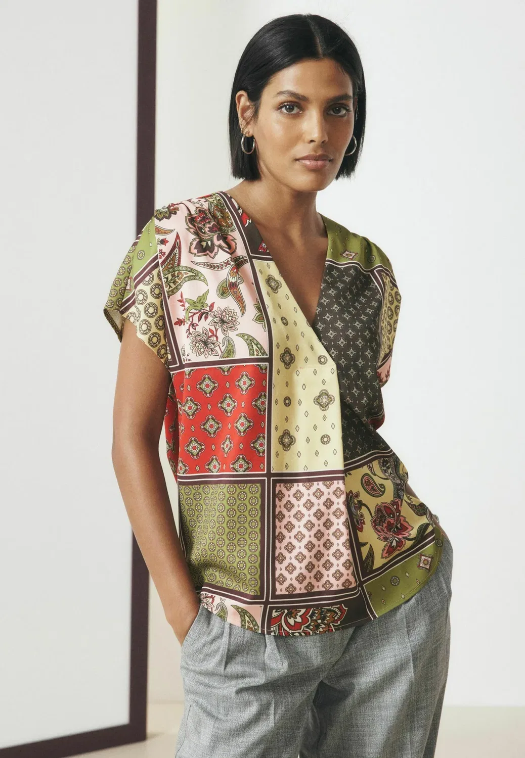 Блузка стандартного кроя с короткими рукавами и V-образным вырезом Next, Multicoloured Patchwork Print