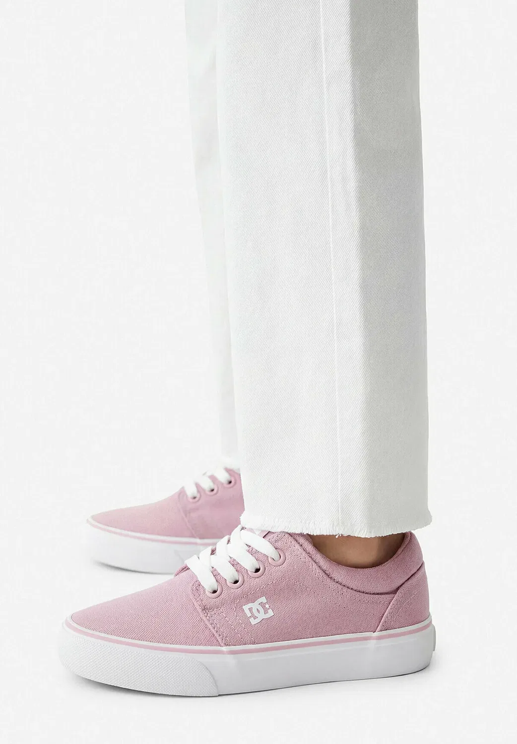 Девушка в кроссовках 5906751897737 - кроссовки Dc Shoes, Pink