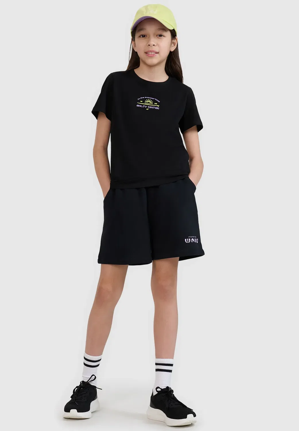 Футболка Regular z nadrukiem dziewczęcy - czarny 122 (6-7 лат) - спортивная футболка 4F, Deep Black