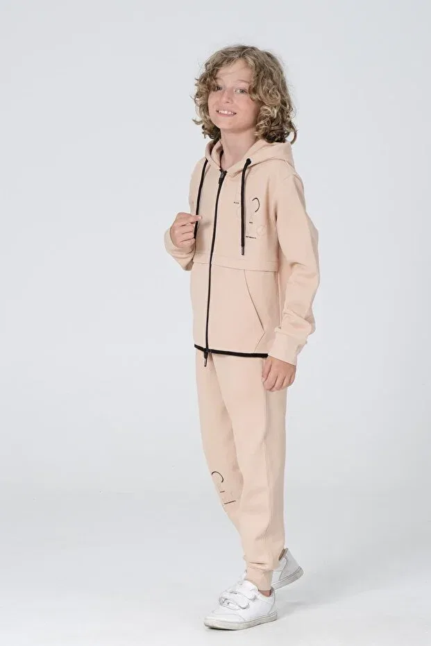 Детский комплект спортивного костюма для мальчиков с принтом Pique Fabric Zippered Hooded Print Detailed Double Pocket Tracksuit Set Black One, Beige — фото 4