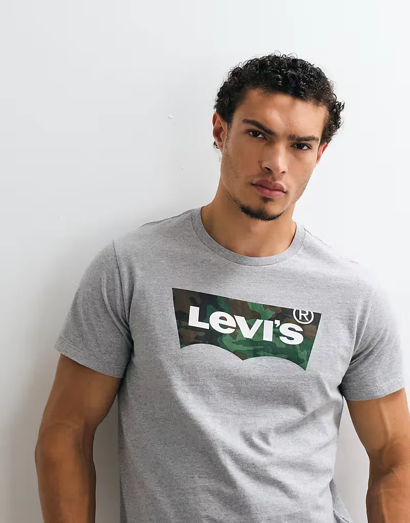 Футболка Levi's с графическим камуфляжным логотипом, светло-серый — фото 4