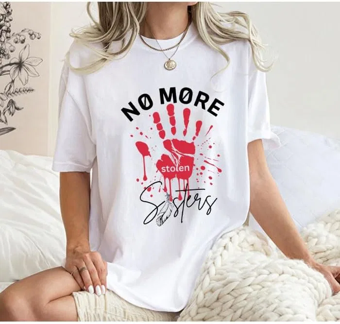 Unisex футболка с принтом No More Stolen Sisters, Sapphire Blue — фото 4