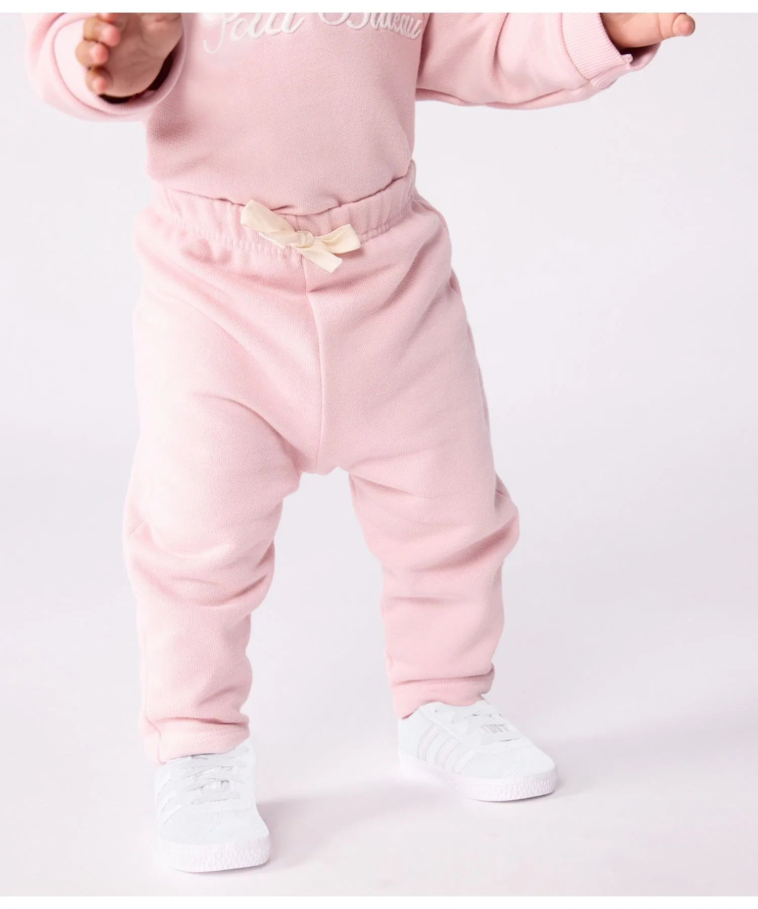 Детские хлопковые брюки Petit Bateau розовые