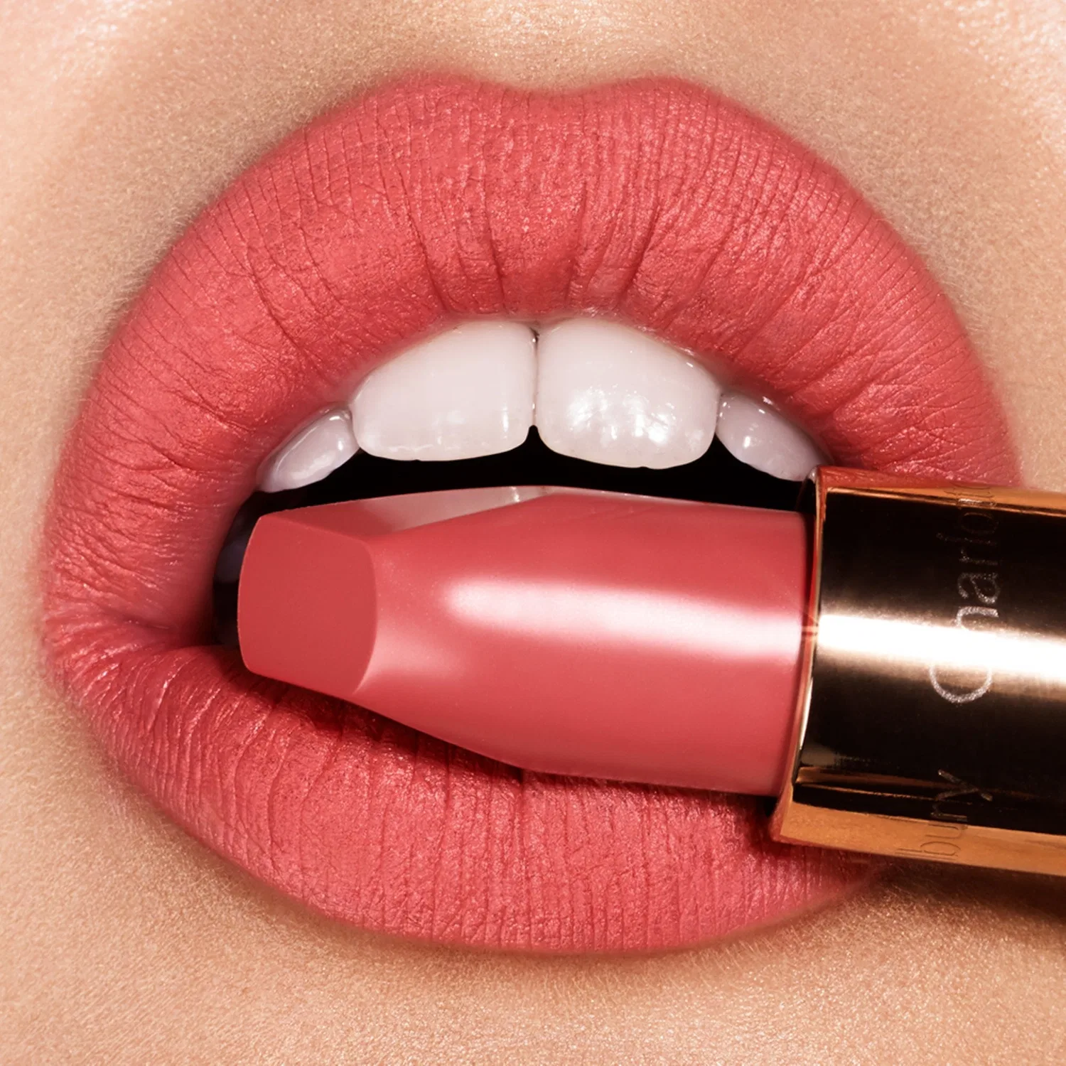Помада матовая Charlotte Tilbury Matte Revolution, Sexy Sienna — фото 2