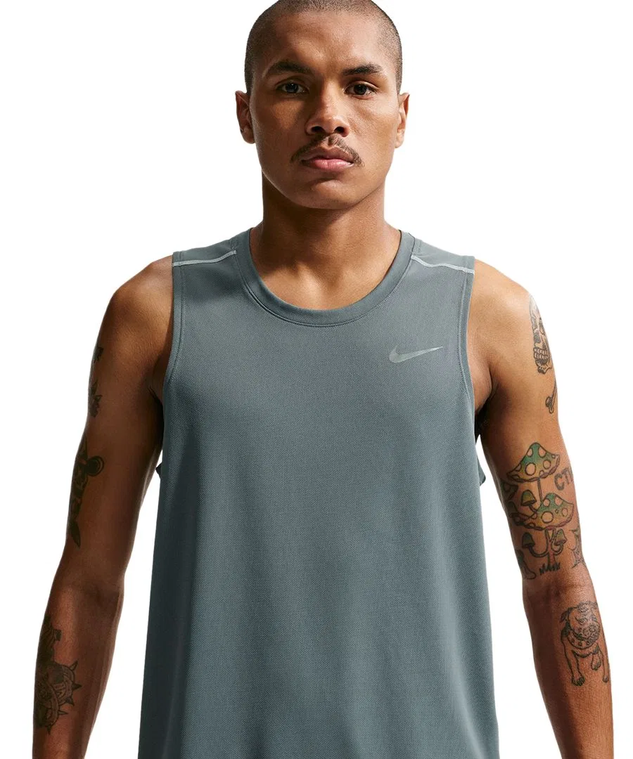 Беговая майка Miler Dri-FIT Nike, Smoke Gray Reflective Silver — фото 3