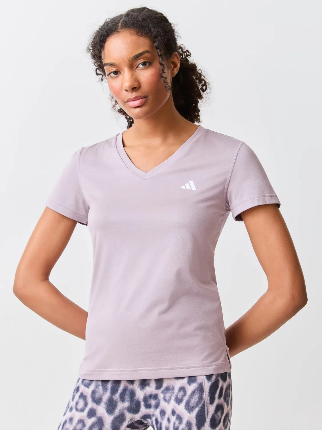 Футболка V-образным вырезом Workout Essentials adidas, фиолетовый